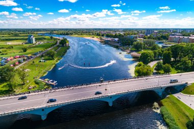 Parlak güneşli sonbahar gününde şehir manzarası