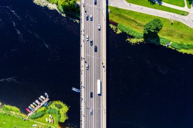 Parlak güneşli sonbahar gününde şehir manzarası