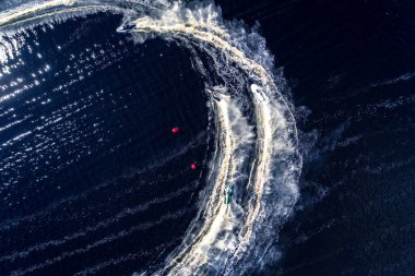 Gündüz vakti nehir manzarası, doğa güzelliği kavramı.