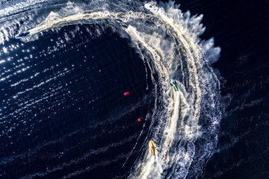 Gündüz vakti nehir manzarası, doğa güzelliği kavramı.