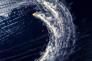 Gündüz vakti nehir manzarası, doğa güzelliği kavramı.