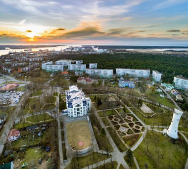 Parlak güneşli sonbahar gününde şehir manzarası