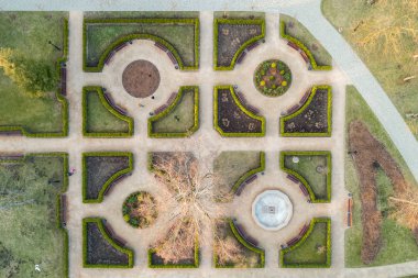 Pilsrundale, Letonya - Temmuz 2017 Rundale Sarayı ve parkın havadan görünüşü, bir insansız hava aracı tarafından ele geçirildi.. 