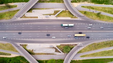 Gündüz vakti şehir trafiğiyle köprü manzarası
