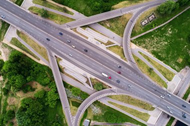 Gündüz vakti şehir trafiğiyle köprü manzarası