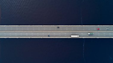 Gündüz vakti şehir trafiğiyle köprü manzarası