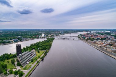 Gündüz vakti şehir trafiğiyle köprü manzarası