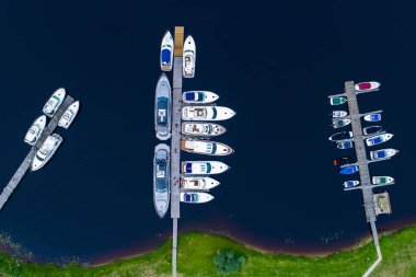 Letonya 'nın Riga limanındaki yatların yukarıdan görünüşü.