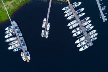 Letonya 'nın Riga limanındaki yatların yukarıdan görünüşü.