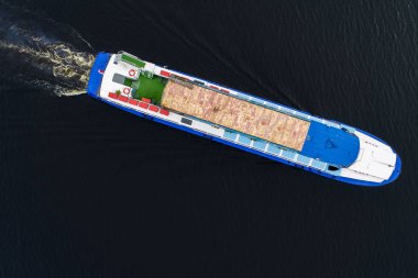 Nehirde yüzen bir tekne 