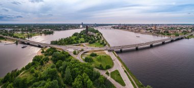 Gündüz vakti şehir trafiğiyle köprü manzarası