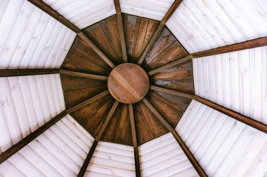 Beyaz arka planı olan ahşap bir ev.