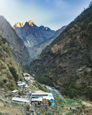 Sonbahar mevsiminde dağların manzarası, doğa güzelliği kavramı.  
