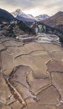 Sonbahar mevsiminde dağların manzarası, doğa güzelliği kavramı.  