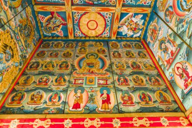 Budist tapınağının içinde duvarları boyalı. 