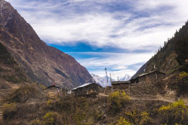 Karla kaplı tepeleri olan dağların manzarası, doğa güzelliği kavramı.  