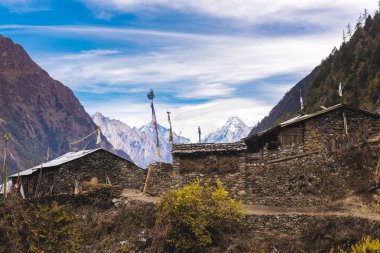Karla kaplı tepeleri olan dağların manzarası, doğa güzelliği kavramı.  