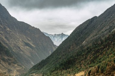 Karla kaplı tepeleri olan dağların manzarası, doğa güzelliği kavramı.  