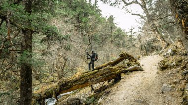 Sırt çantalı bir adam dağ gezisinde