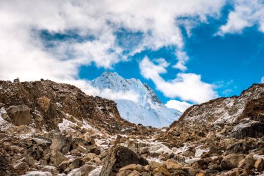 Karla kaplı tepeleri olan dağların manzarası, doğa güzelliği kavramı.  