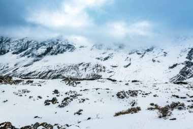 Karla kaplı tepeleri olan dağların manzarası, doğa güzelliği kavramı.  