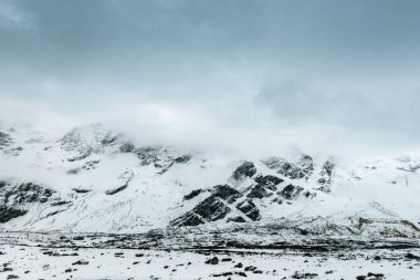Karla kaplı tepeleri olan dağların manzarası, doğa güzelliği kavramı.  