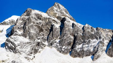 Karla kaplı tepeleri olan dağların manzarası, doğa güzelliği kavramı.  