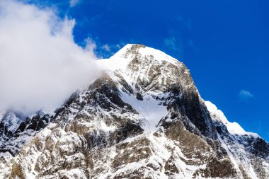 Karla kaplı tepeleri olan dağların manzarası, doğa güzelliği kavramı.  