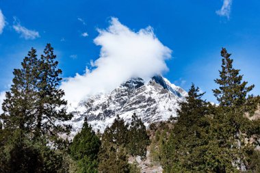 Karla kaplı tepeleri olan dağların manzarası, doğa güzelliği kavramı.  