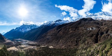 Karla kaplı tepeleri olan dağların manzarası, doğa güzelliği kavramı.  