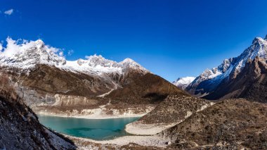 Karla kaplı tepeleri olan dağların manzarası, doğa güzelliği kavramı.  