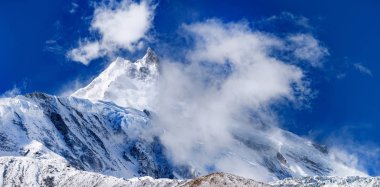 Karla kaplı tepeleri olan dağların manzarası, doğa güzelliği kavramı.  