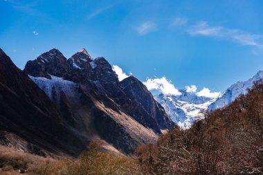 Nepal 'de güneşli bir günde Himalaya dağlarını kar kapladı. Manaslu turu Aralık 2017.