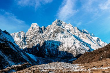 Nepal 'de güneşli bir günde Himalaya dağlarını kar kapladı. Manaslu turu Aralık 2017.