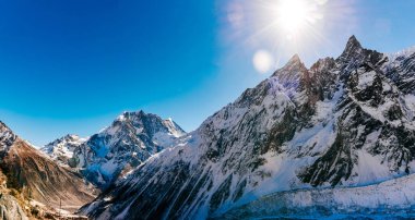 Nepal 'de güneşli bir günde Himalaya dağlarını kar kapladı. Manaslu turu Aralık 2017.