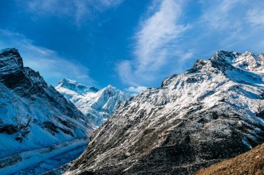 Nepal 'de güneşli bir günde Himalaya dağlarını kar kapladı. Manaslu turu Aralık 2017.