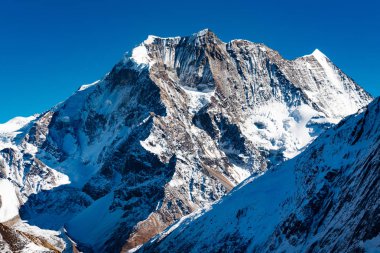 Nepal 'de güneşli bir günde Himalaya dağlarını kar kapladı. Manaslu turu Aralık 2017.