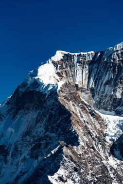 Nepal 'de güneşli bir günde Himalaya dağlarını kar kapladı. Manaslu turu Aralık 2017.