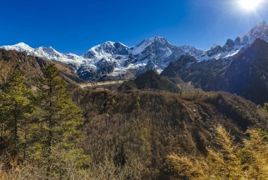 Nepal 'de güneşli bir günde Himalaya dağlarını kar kapladı. Manaslu turu Aralık 2017.