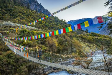 Nepal 'de asma köprü, seyahat konsepti