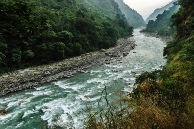 Sonbahar mevsiminde dağın manzarası, doğa güzelliği kavramı.  