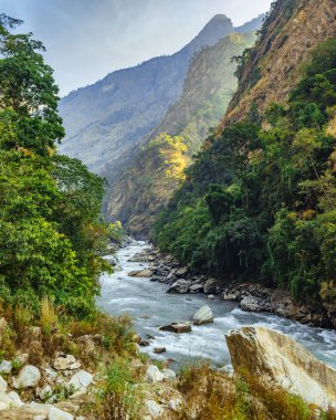Sonbahar mevsiminde dağın manzarası, doğa güzelliği kavramı.  