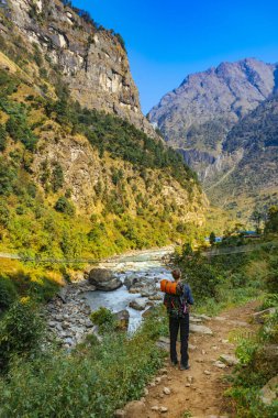 Sırt çantalı bir adam dağ gezisinde