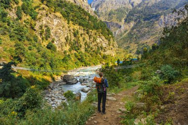 Sırt çantalı bir adam dağ gezisinde