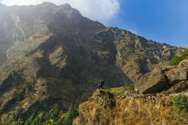 Sırt çantalı bir adam dağ gezisinde