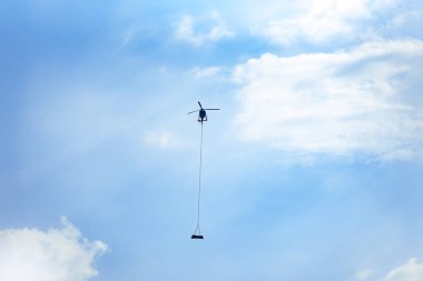 Dron kuadkopteri sahada.