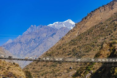 Sonbahar mevsiminde dağların manzarası, doğa güzelliği kavramı.  
