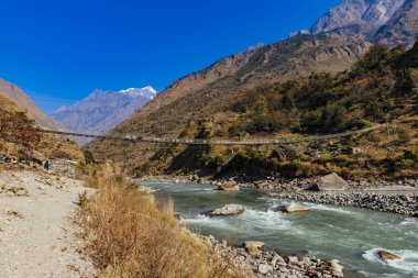 Sonbahar mevsiminde dağların manzarası, doğa güzelliği kavramı.  