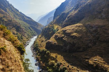 Sonbahar mevsiminde dağların manzarası, doğa güzelliği kavramı.  