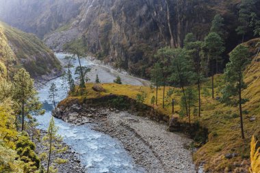 Sonbahar mevsiminde dağların manzarası, doğa güzelliği kavramı.  